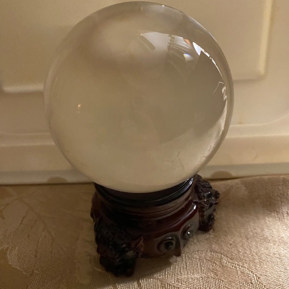 Amlong Crystal Ball and Lion Resin Stand - Picture 8 of 11